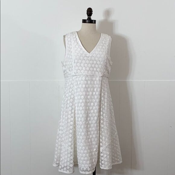 A Pea In The Pod White Crochet Floral Dress - Picture 1 of 6